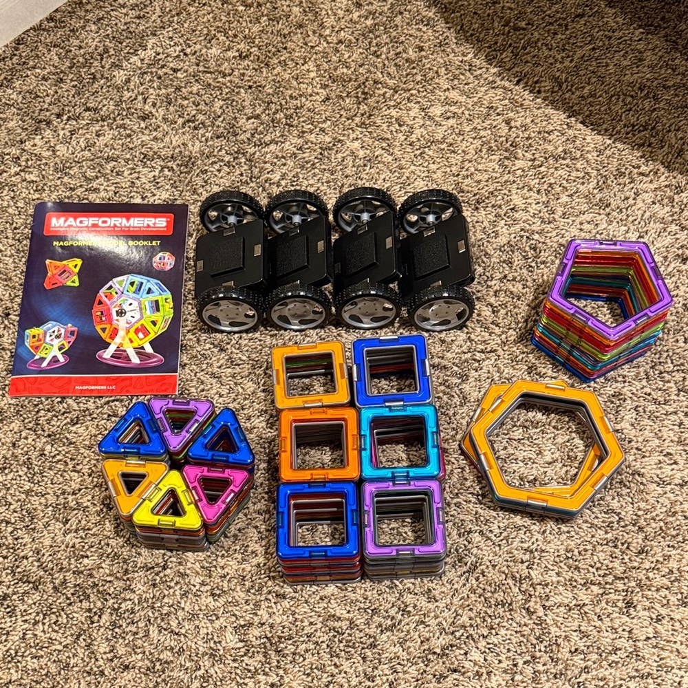 Huge 120+ piece Magformers Building Set - Multicolor